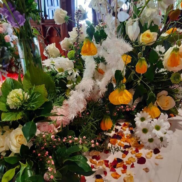 Bee-spoke Funeral Casket Flowers